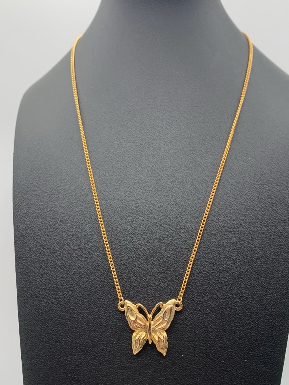 Vintage Simple Gold tone Butterfly Pendant Necklace - Elegant Women's Jewelry